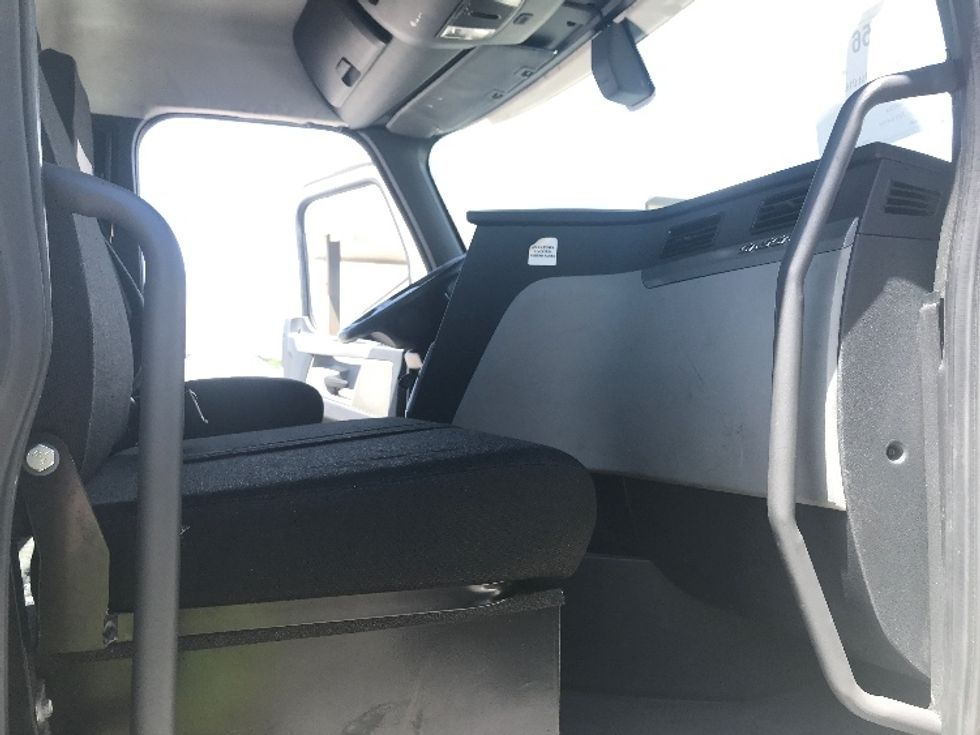 Day Cab Tractor-Heavy Duty Tractors-Freightliner-2019-T12664ST-Hueytown-AL-506,835\n\t\tmiles-$ 41,500 - Image 12