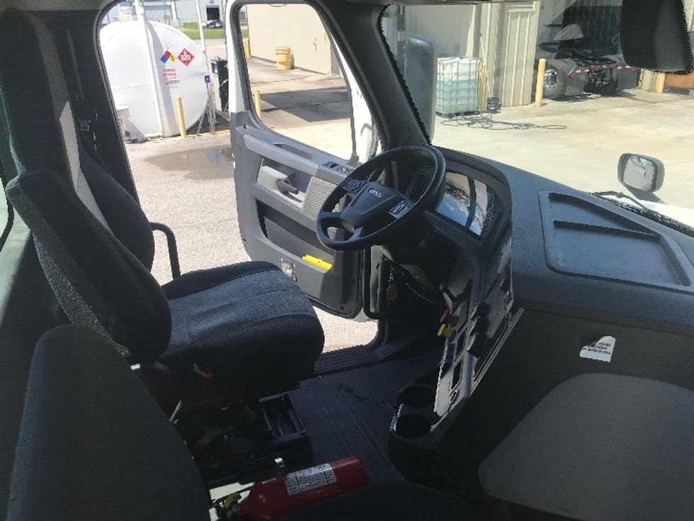 Day Cab Tractor-Heavy Duty Tractors-Freightliner-2019-T12664ST-Hueytown-AL-506,835\n\t\tmiles-$ 41,500 - Image 14