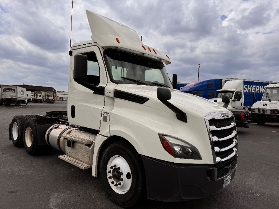 Day Cab Tractor-Heavy Duty Tractors-Freightliner-2019-T12664ST-Huntington-WV-315,466\n\t\tmiles-$ 61,500 - Image 1
