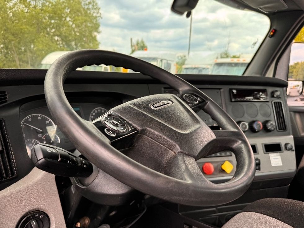 Day Cab Tractor-Heavy Duty Tractors-Freightliner-2019-T12664ST-Huntington-WV-315,466\n\t\tmiles-$ 61,500 - Image 10