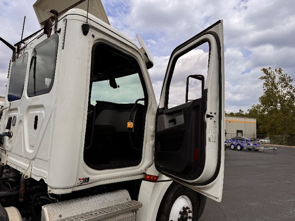 Day Cab Tractor-Heavy Duty Tractors-Freightliner-2019-T12664ST-Huntington-WV-315,466\n\t\tmiles-$ 61,500 - Image 12