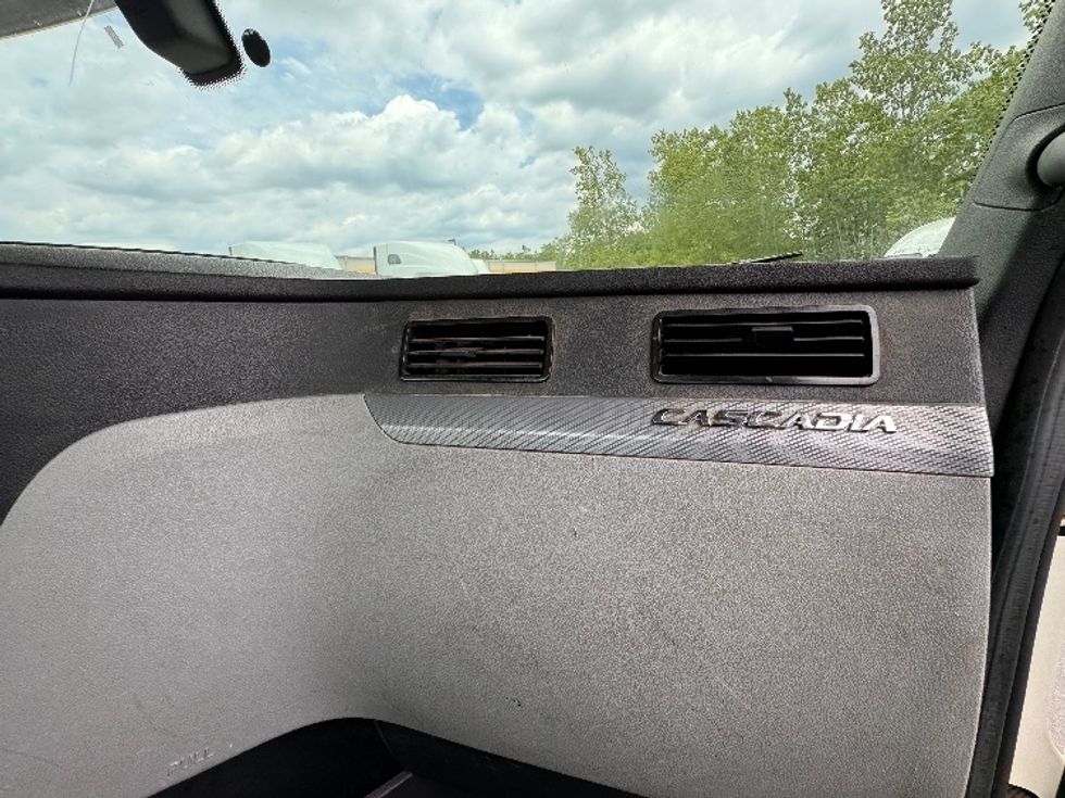 Day Cab Tractor-Heavy Duty Tractors-Freightliner-2019-T12664ST-Huntington-WV-315,466\n\t\tmiles-$ 61,500 - Image 13