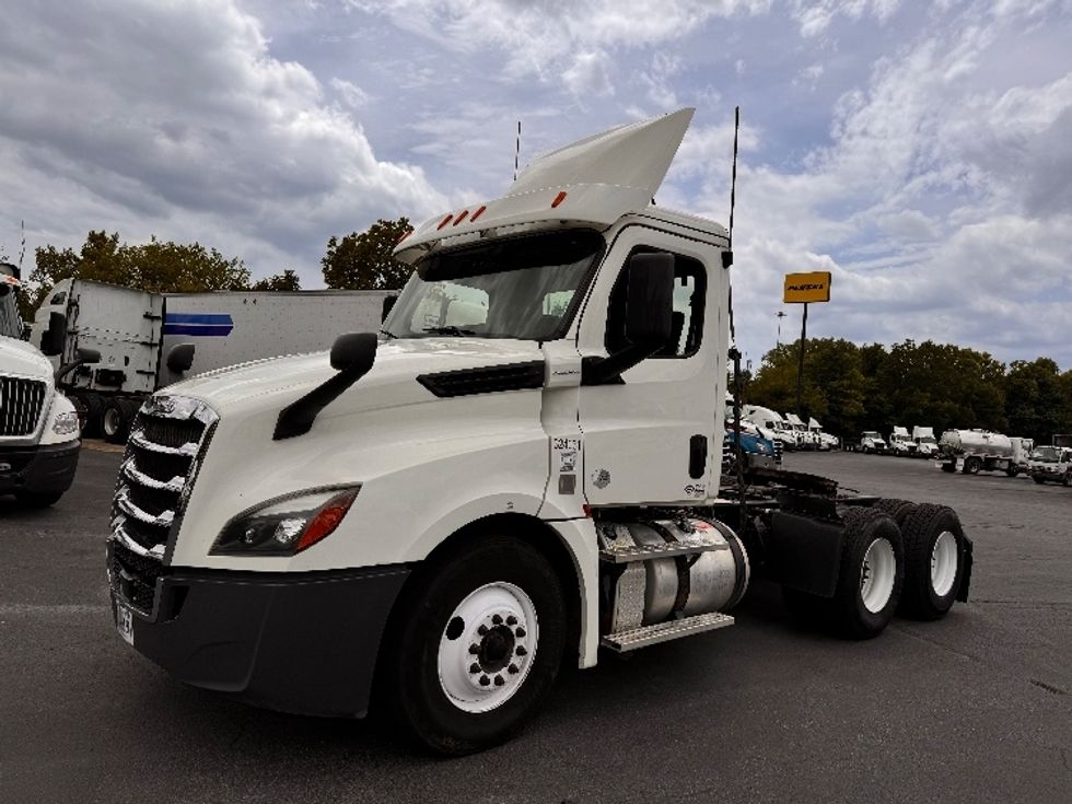 Day Cab Tractor-Heavy Duty Tractors-Freightliner-2019-T12664ST-Huntington-WV-315,466\n\t\tmiles-$ 61,500 - Image 3