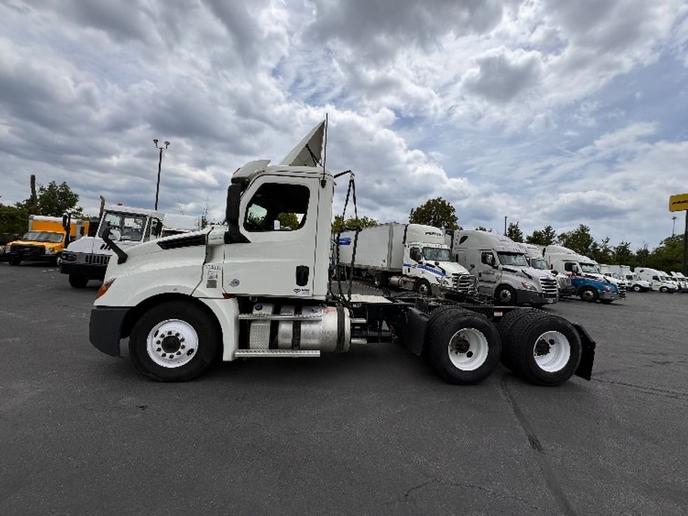 Day Cab Tractor-Heavy Duty Tractors-Freightliner-2019-T12664ST-Huntington-WV-315,466\n\t\tmiles-$ 61,500 - Image 4