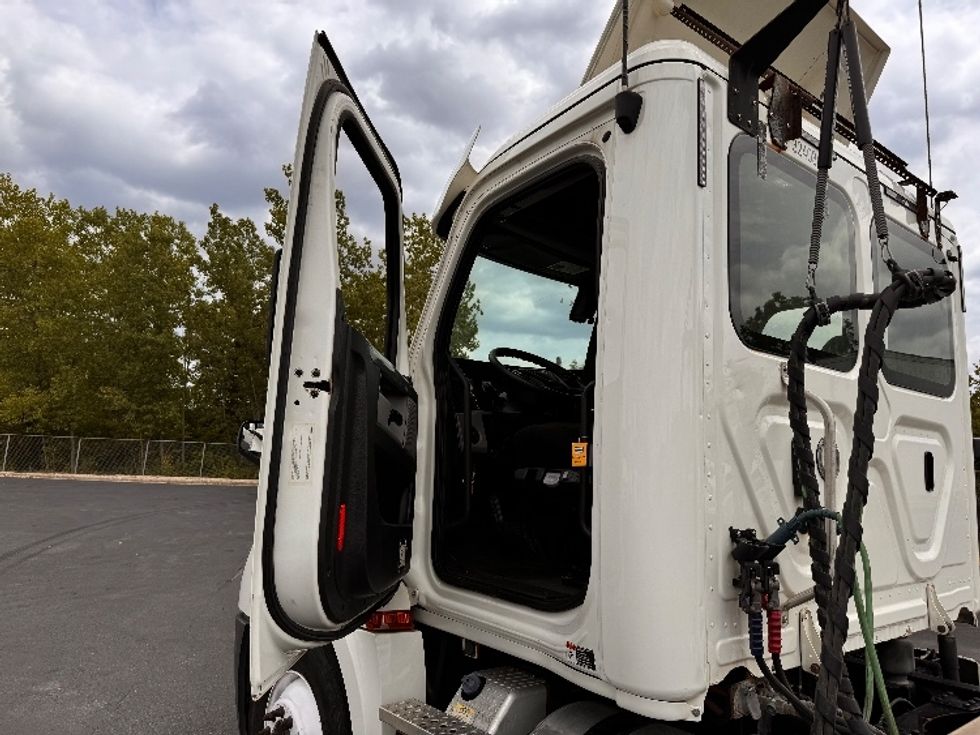 Day Cab Tractor-Heavy Duty Tractors-Freightliner-2019-T12664ST-Huntington-WV-315,466\n\t\tmiles-$ 61,500 - Image 9
