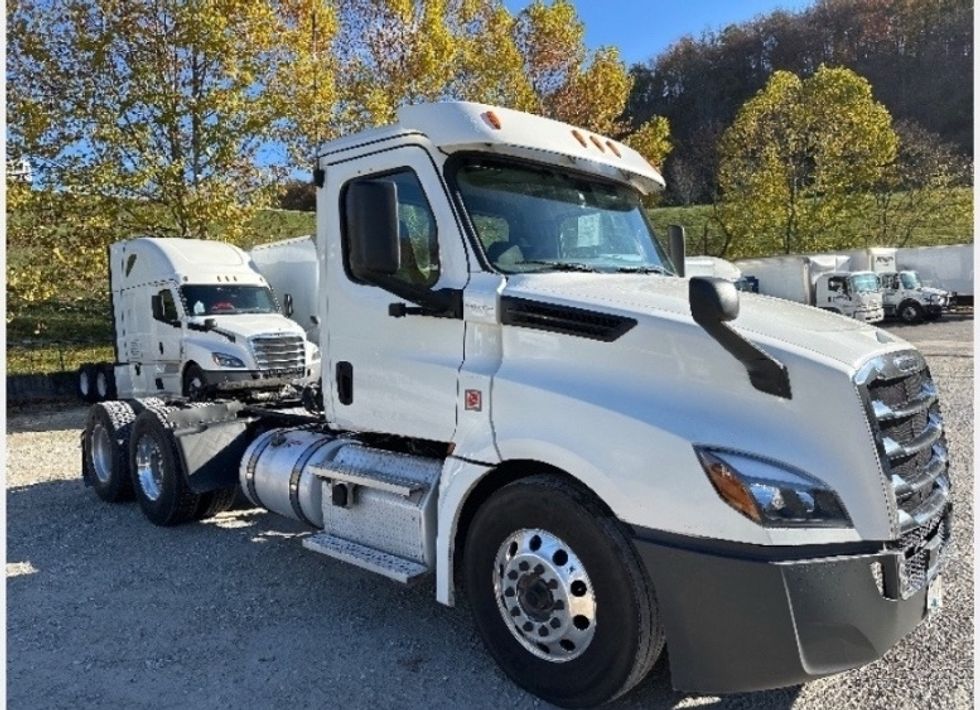 Day Cab Tractor-Heavy Duty Tractors-Freightliner-2019-T12664ST-Huntington-WV-360,504\n\t\tmiles-$ 53,250 - Image 1