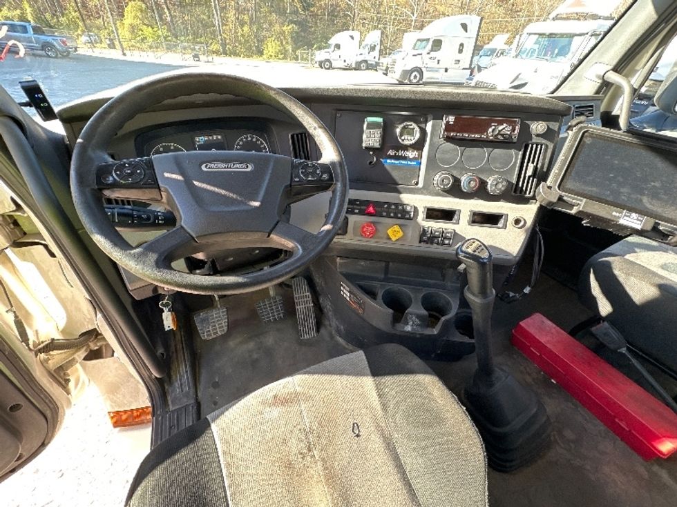Day Cab Tractor-Heavy Duty Tractors-Freightliner-2019-T12664ST-Huntington-WV-360,504\n\t\tmiles-$ 53,250 - Image 11