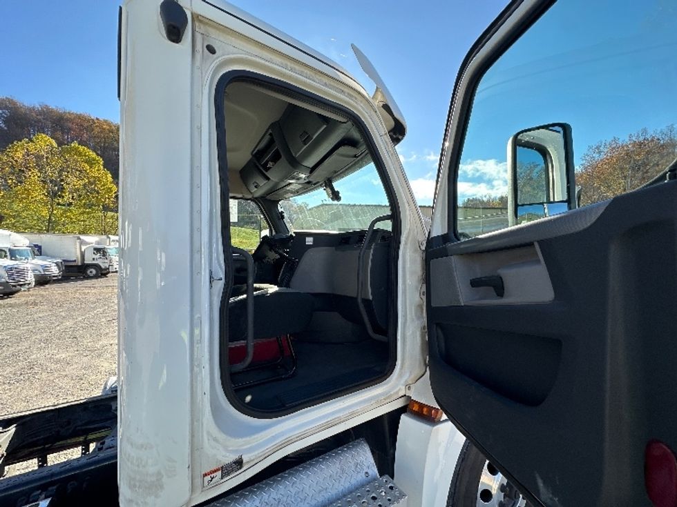 Day Cab Tractor-Heavy Duty Tractors-Freightliner-2019-T12664ST-Huntington-WV-360,504\n\t\tmiles-$ 53,250 - Image 12