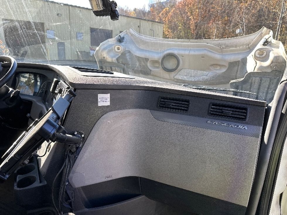 Day Cab Tractor-Heavy Duty Tractors-Freightliner-2019-T12664ST-Huntington-WV-360,504\n\t\tmiles-$ 53,250 - Image 13