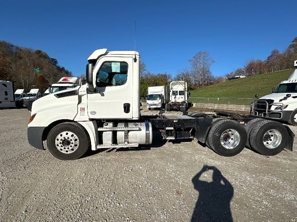 Day Cab Tractor-Heavy Duty Tractors-Freightliner-2019-T12664ST-Huntington-WV-360,504\n\t\tmiles-$ 53,250 - Image 4