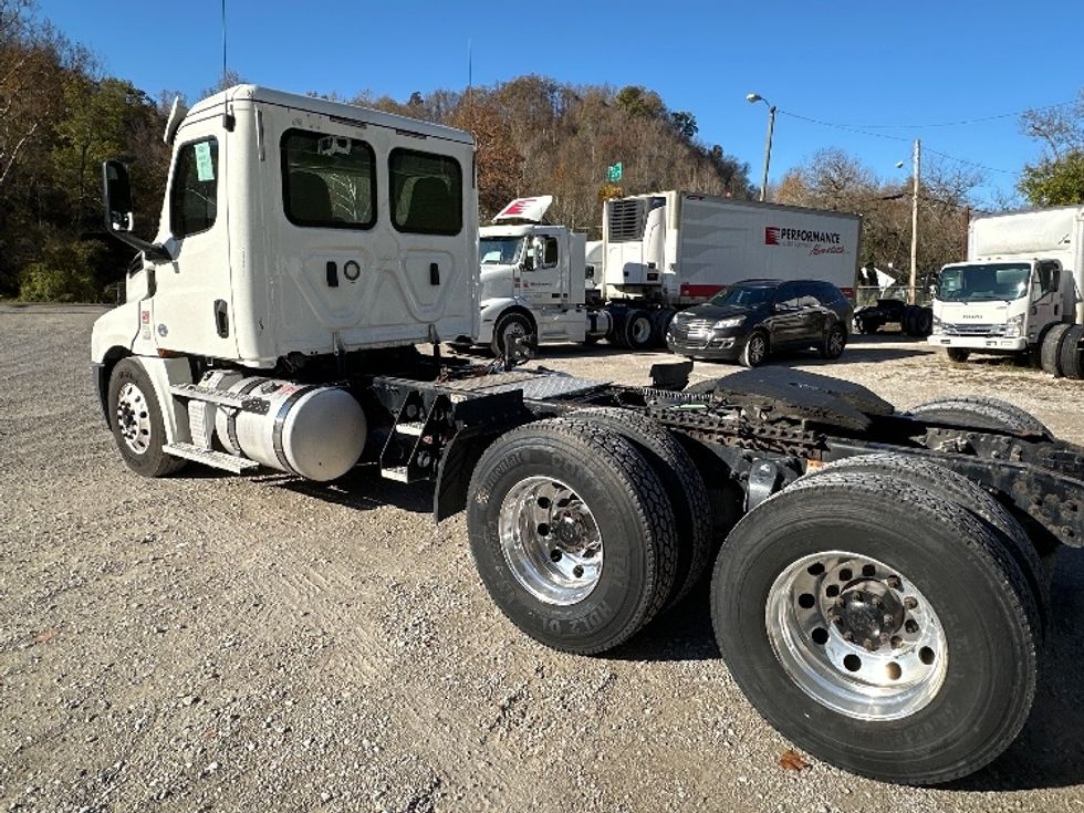 Day Cab Tractor-Heavy Duty Tractors-Freightliner-2019-T12664ST-Huntington-WV-360,504\n\t\tmiles-$ 53,250 - Image 5