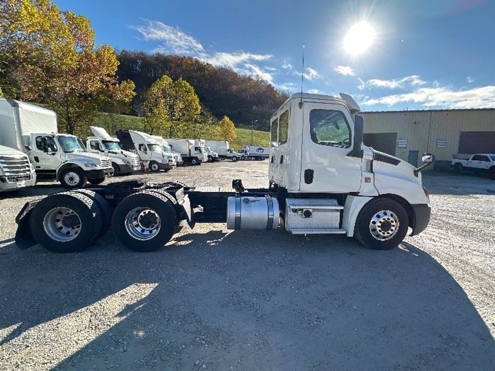 Day Cab Tractor-Heavy Duty Tractors-Freightliner-2019-T12664ST-Huntington-WV-360,504\n\t\tmiles-$ 53,250 - Image 8