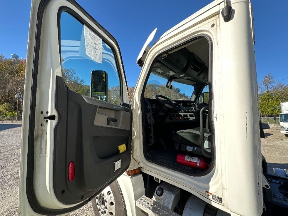 Day Cab Tractor-Heavy Duty Tractors-Freightliner-2019-T12664ST-Huntington-WV-360,504\n\t\tmiles-$ 53,250 - Image 9