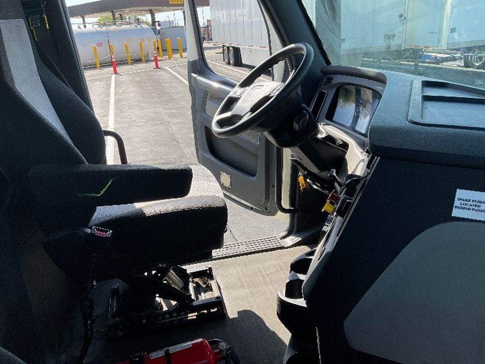 Day Cab Tractor-Heavy Duty Tractors-Freightliner-2019-T12664ST-Indianapolis-IN-467,221\n\t\tmiles-$ 50,750 - Image 14