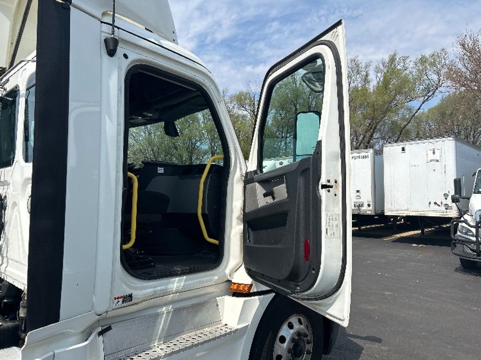 Day Cab Tractor-Heavy Duty Tractors-Freightliner-2019-T12664ST-Indianapolis-IN-544,388\n\t\tmiles-$ 34,750 - Image 12