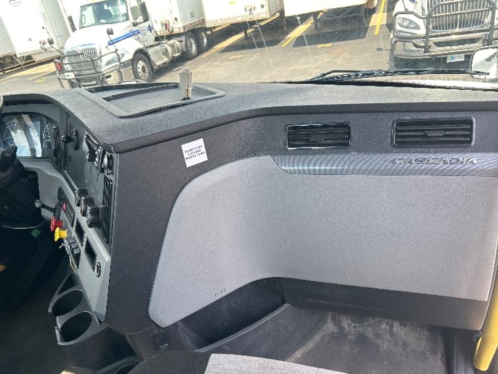 Day Cab Tractor-Heavy Duty Tractors-Freightliner-2019-T12664ST-Indianapolis-IN-544,388\n\t\tmiles-$ 34,750 - Image 13