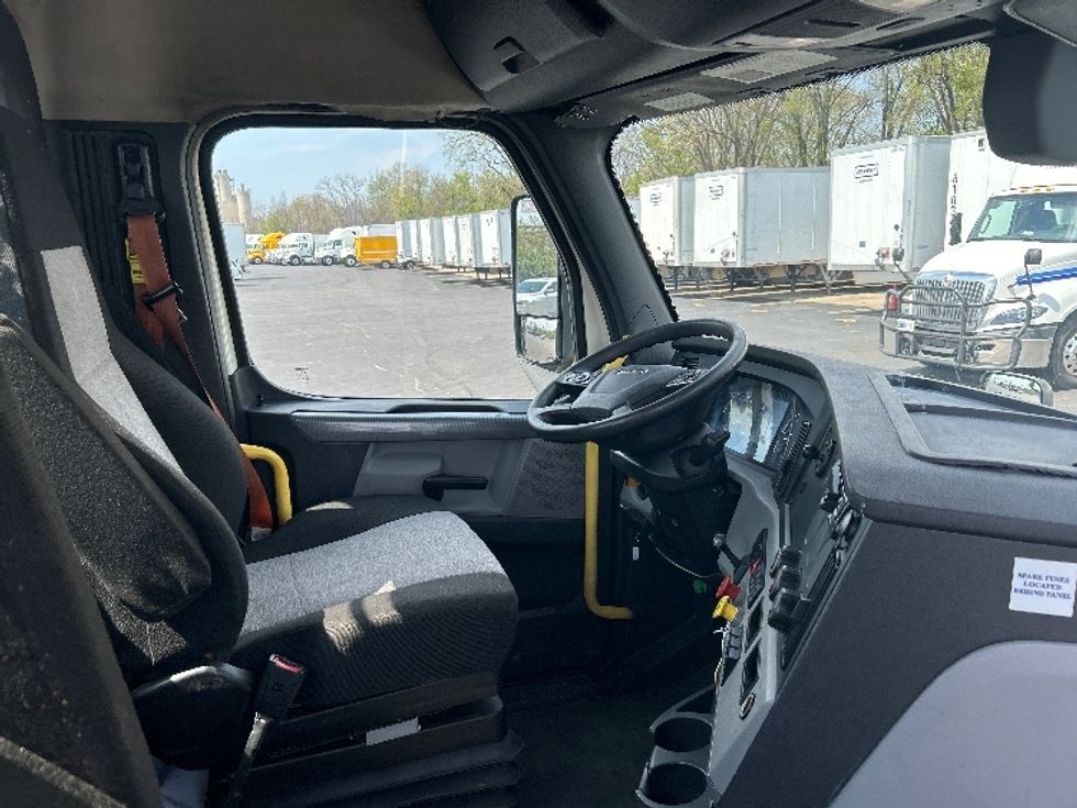 Day Cab Tractor-Heavy Duty Tractors-Freightliner-2019-T12664ST-Indianapolis-IN-544,388\n\t\tmiles-$ 34,750 - Image 14