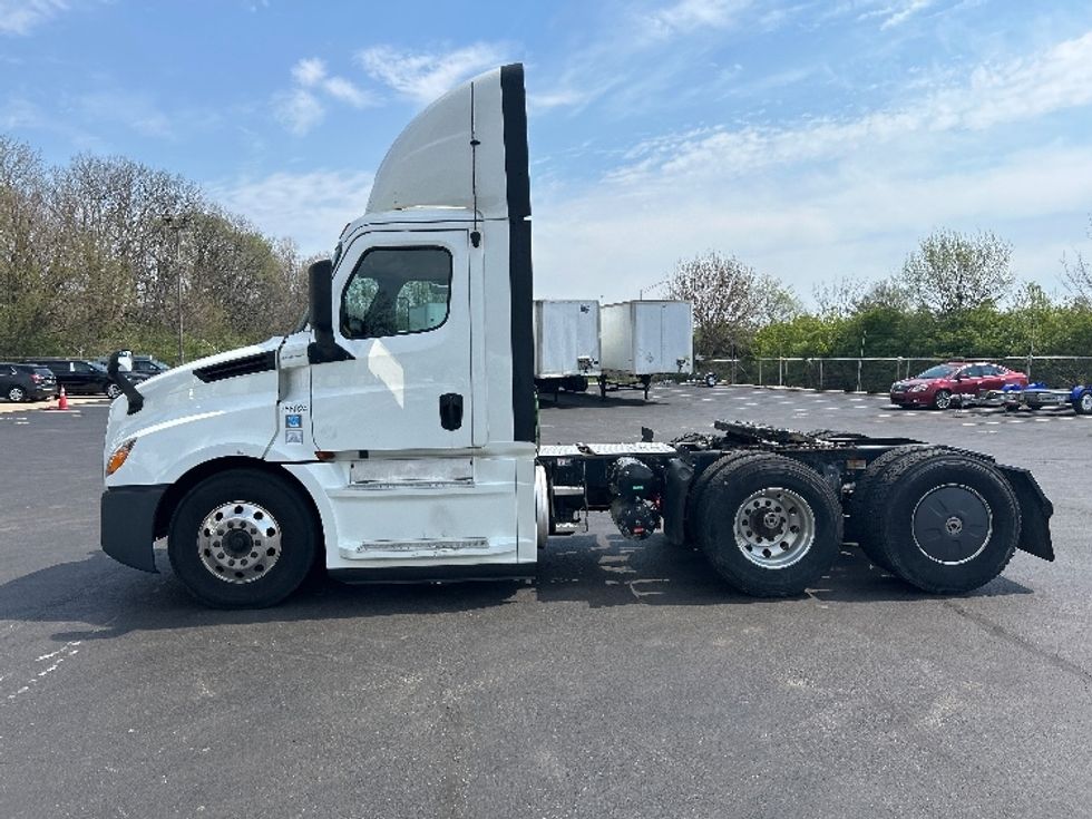 Day Cab Tractor-Heavy Duty Tractors-Freightliner-2019-T12664ST-Indianapolis-IN-544,388\n\t\tmiles-$ 34,750 - Image 4