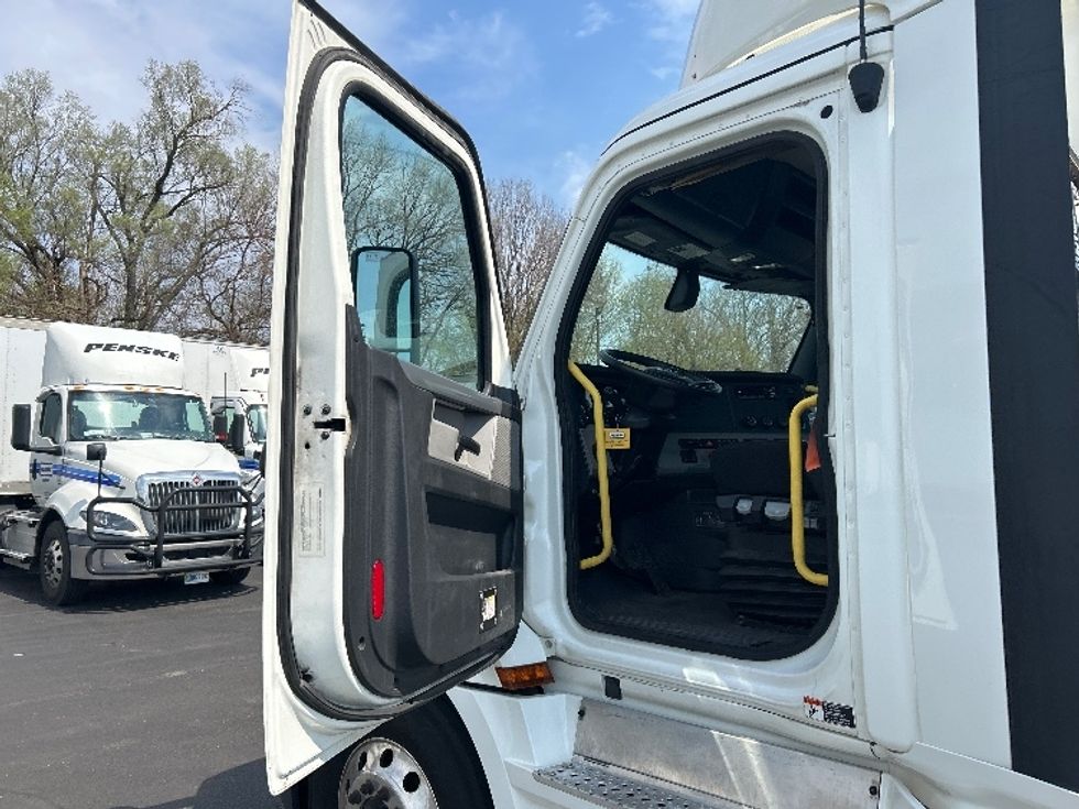 Day Cab Tractor-Heavy Duty Tractors-Freightliner-2019-T12664ST-Indianapolis-IN-544,388\n\t\tmiles-$ 34,750 - Image 9
