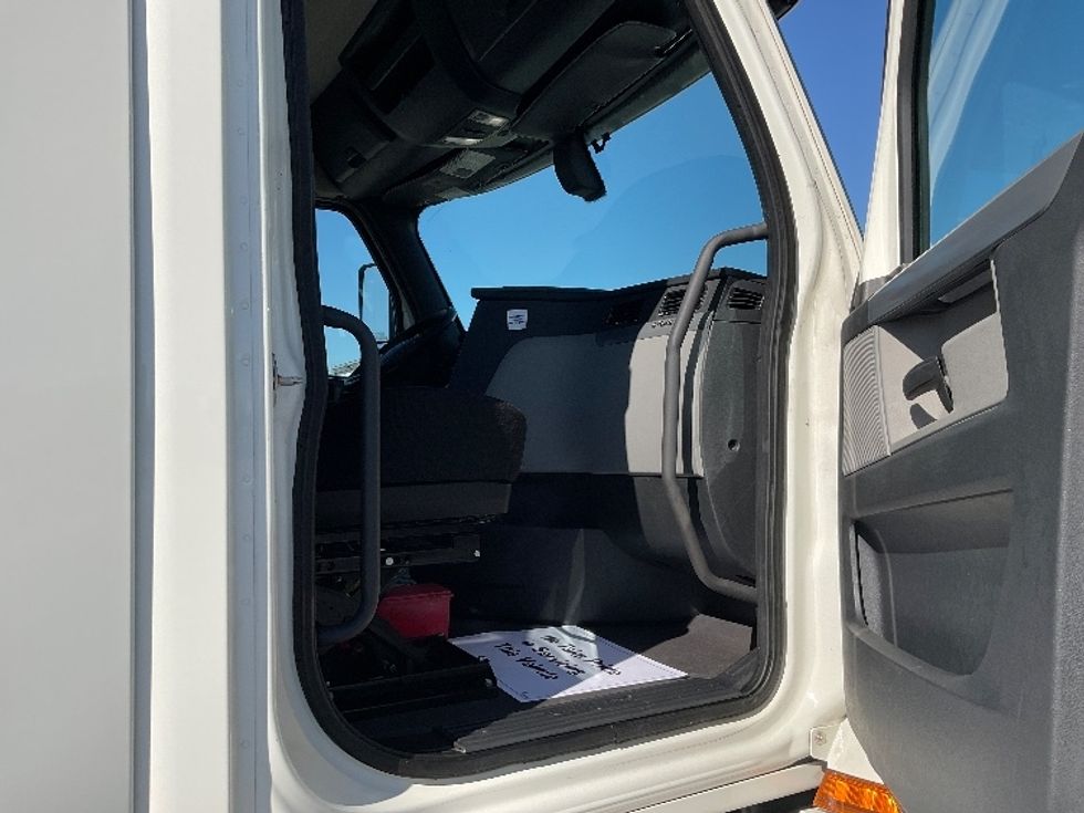 Day Cab Tractor-Heavy Duty Tractors-Freightliner-2019-T12664ST-Indianapolis-IN-561,354\n\t\tmiles-$ 41,000 - Image 12