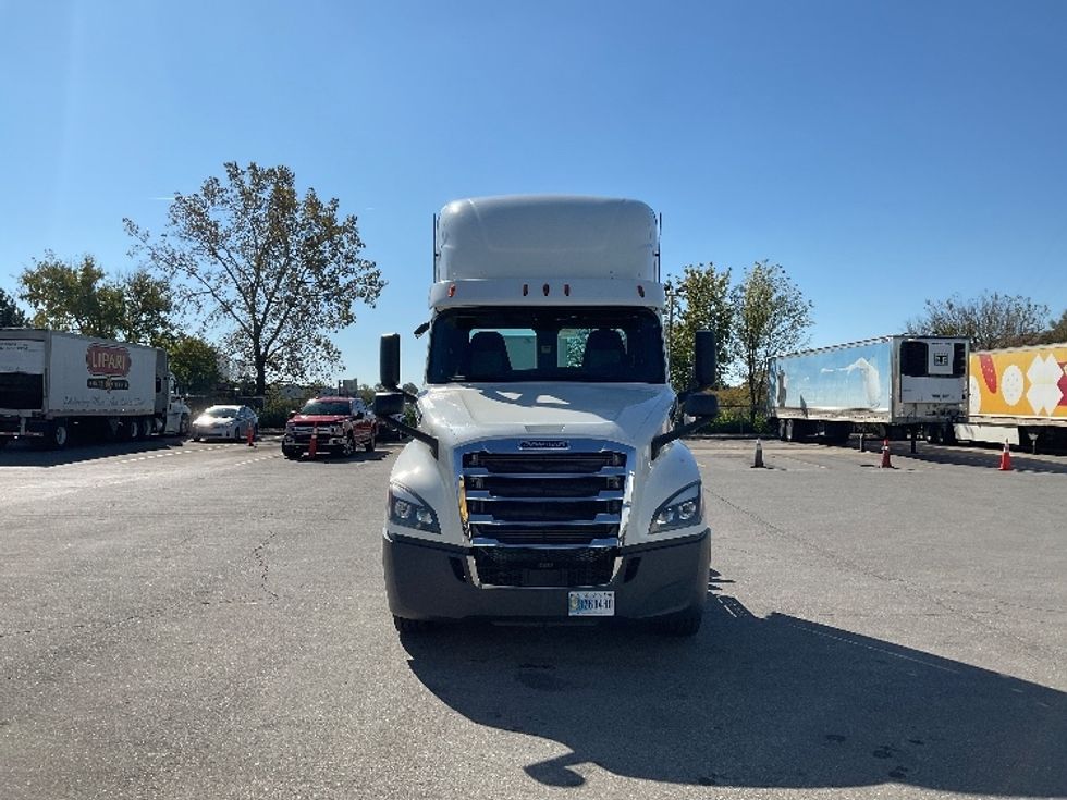 Day Cab Tractor-Heavy Duty Tractors-Freightliner-2019-T12664ST-Indianapolis-IN-561,354\n\t\tmiles-$ 41,000 - Image 2