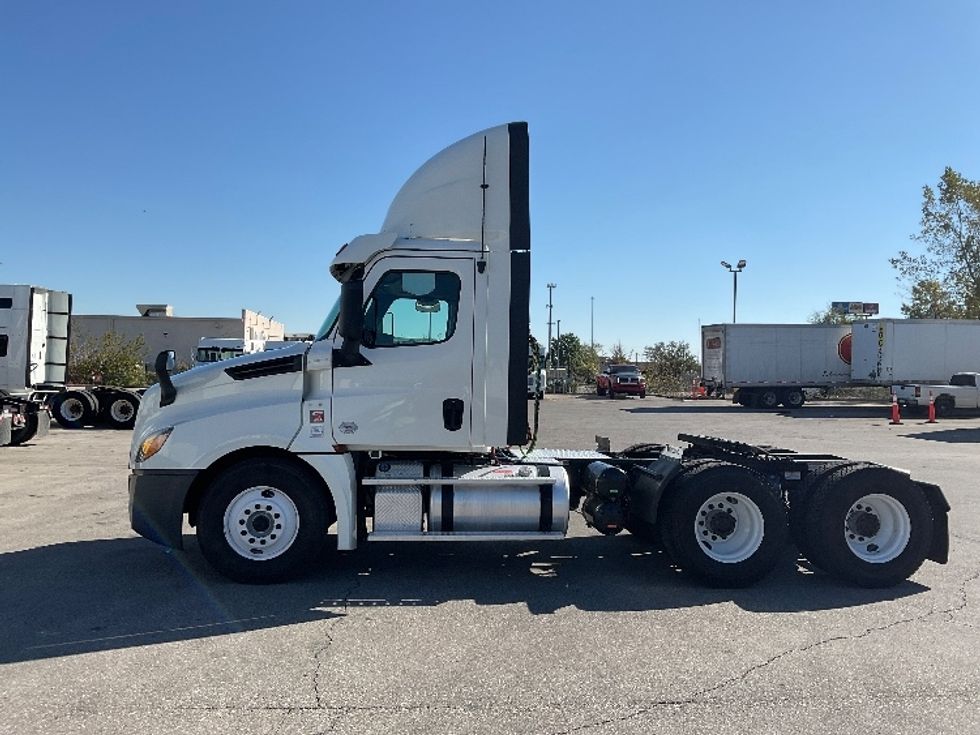 Day Cab Tractor-Heavy Duty Tractors-Freightliner-2019-T12664ST-Indianapolis-IN-561,354\n\t\tmiles-$ 41,000 - Image 4