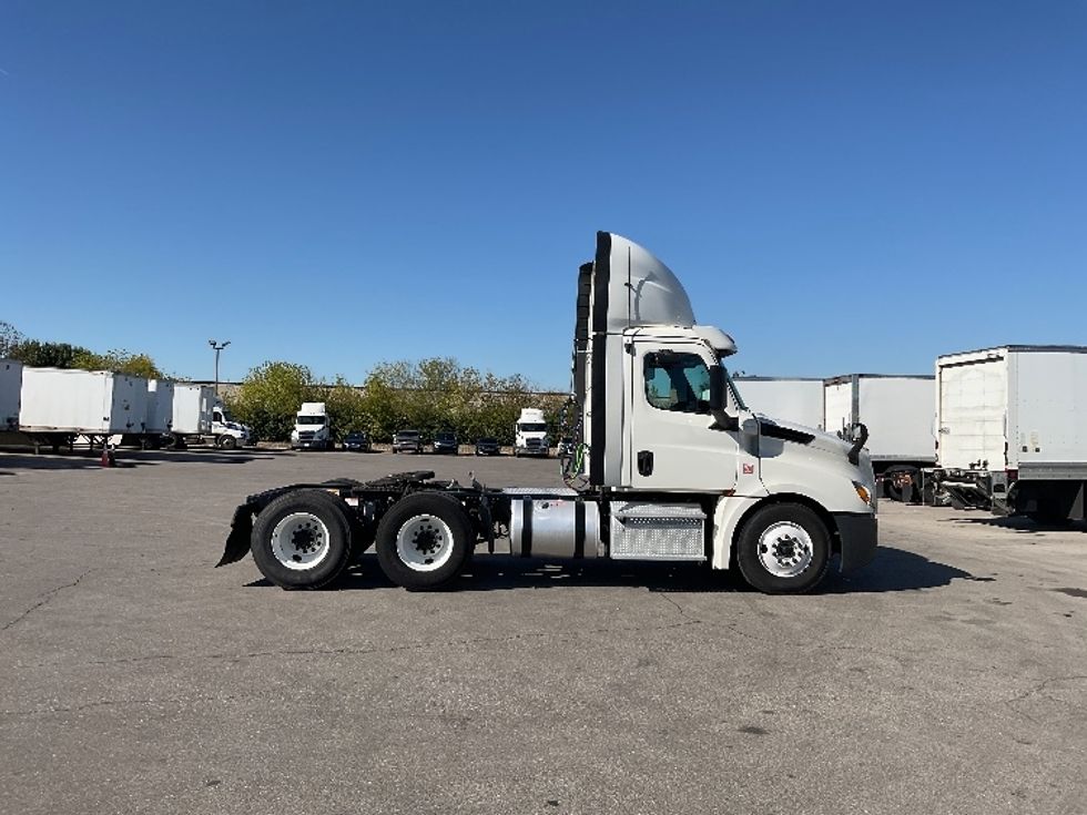 Day Cab Tractor-Heavy Duty Tractors-Freightliner-2019-T12664ST-Indianapolis-IN-561,354\n\t\tmiles-$ 41,000 - Image 8