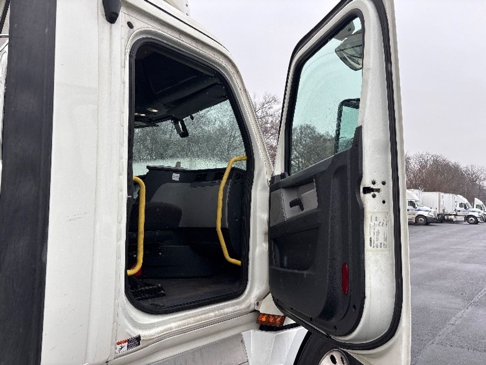 Day Cab Tractor-Heavy Duty Tractors-Freightliner-2019-T12664ST-Indianapolis-IN-884,000\n\t\tmiles-$ 22,250 - Image 12