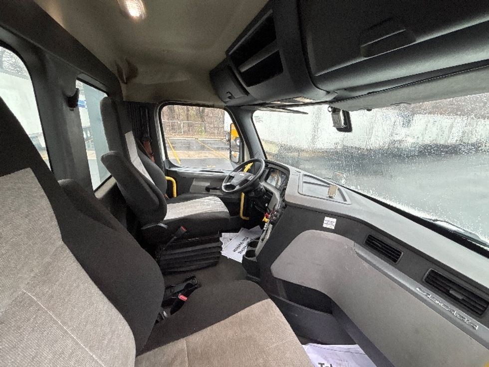Day Cab Tractor-Heavy Duty Tractors-Freightliner-2019-T12664ST-Indianapolis-IN-884,000\n\t\tmiles-$ 22,250 - Image 14