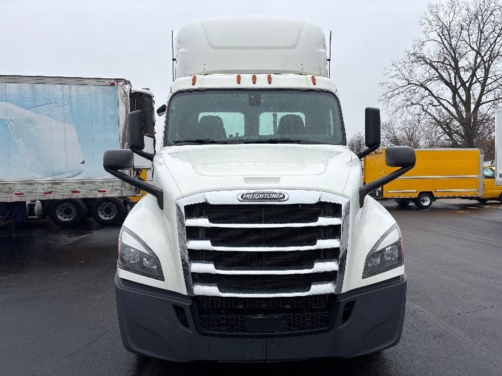 Day Cab Tractor-Heavy Duty Tractors-Freightliner-2019-T12664ST-Indianapolis-IN-884,000\n\t\tmiles-$ 22,250 - Image 2