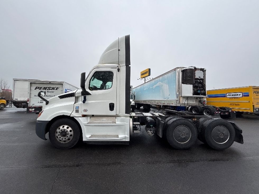 Day Cab Tractor-Heavy Duty Tractors-Freightliner-2019-T12664ST-Indianapolis-IN-884,000\n\t\tmiles-$ 22,250 - Image 4