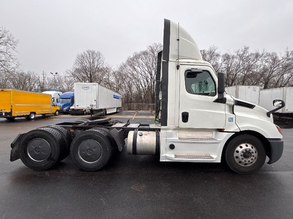 Day Cab Tractor-Heavy Duty Tractors-Freightliner-2019-T12664ST-Indianapolis-IN-884,000\n\t\tmiles-$ 22,250 - Image 8