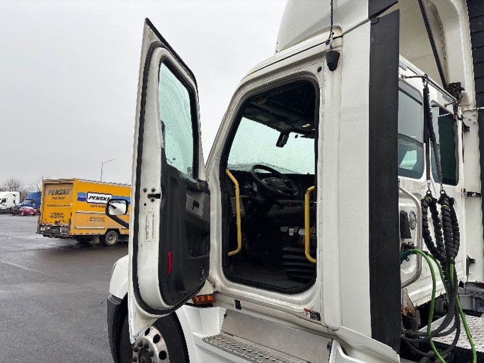Day Cab Tractor-Heavy Duty Tractors-Freightliner-2019-T12664ST-Indianapolis-IN-884,000\n\t\tmiles-$ 22,250 - Image 9