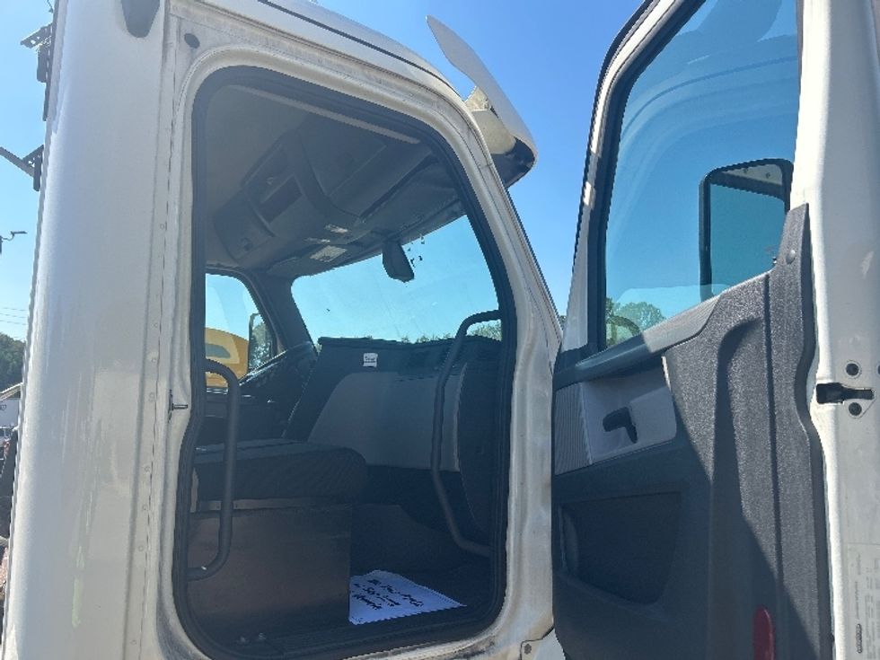 Day Cab Tractor-Heavy Duty Tractors-Freightliner-2019-T12664ST-Jackson-MS-369,826\n\t\tmiles-$ 46,750 - Image 12