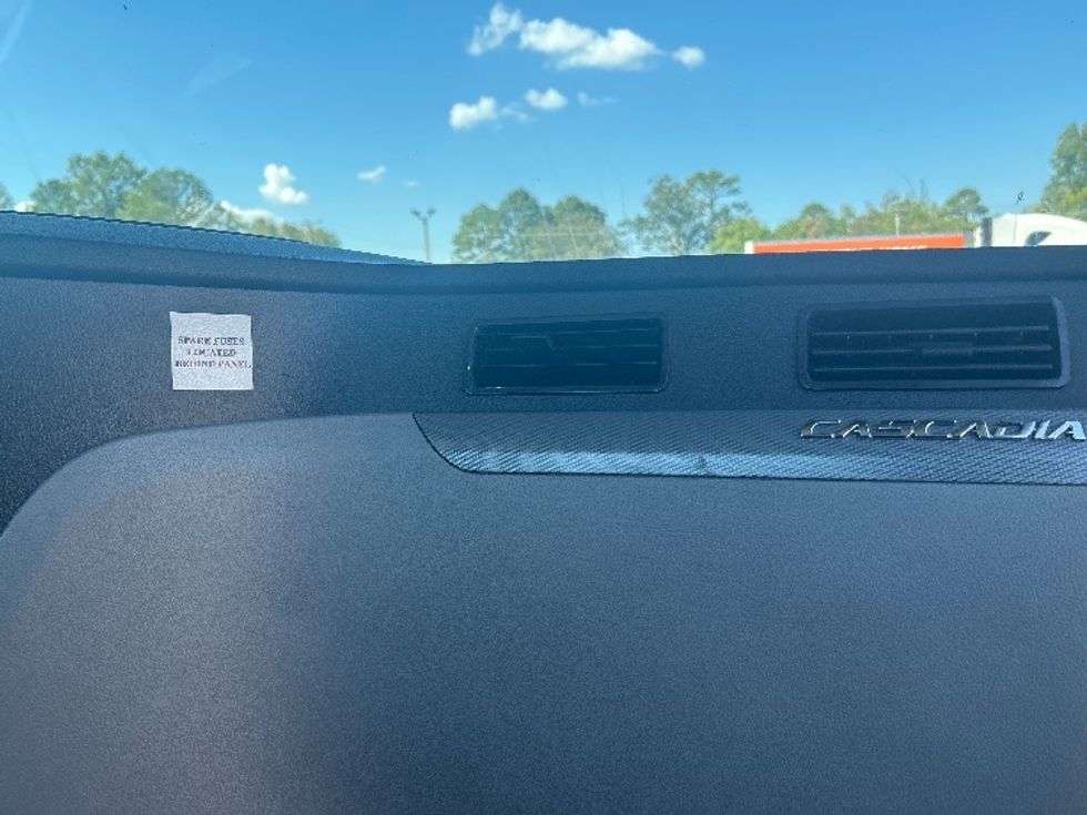 Day Cab Tractor-Heavy Duty Tractors-Freightliner-2019-T12664ST-Jackson-MS-369,826\n\t\tmiles-$ 46,750 - Image 13