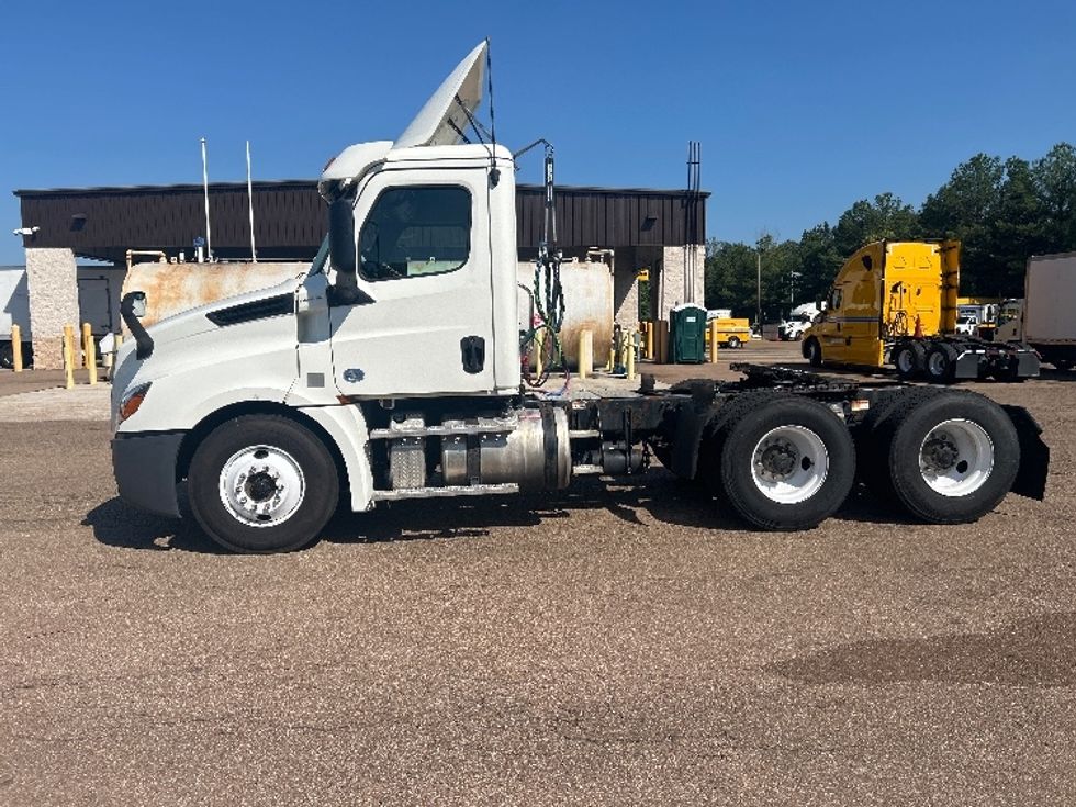 Day Cab Tractor-Heavy Duty Tractors-Freightliner-2019-T12664ST-Jackson-MS-369,826\n\t\tmiles-$ 46,750 - Image 4