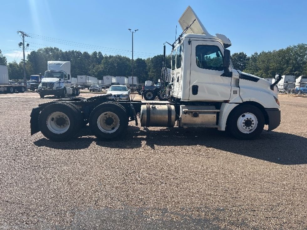 Day Cab Tractor-Heavy Duty Tractors-Freightliner-2019-T12664ST-Jackson-MS-369,826\n\t\tmiles-$ 46,750 - Image 8