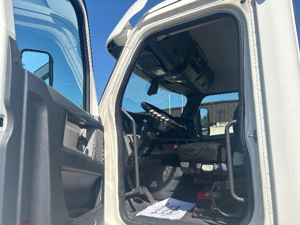Day Cab Tractor-Heavy Duty Tractors-Freightliner-2019-T12664ST-Jackson-MS-369,826\n\t\tmiles-$ 46,750 - Image 9