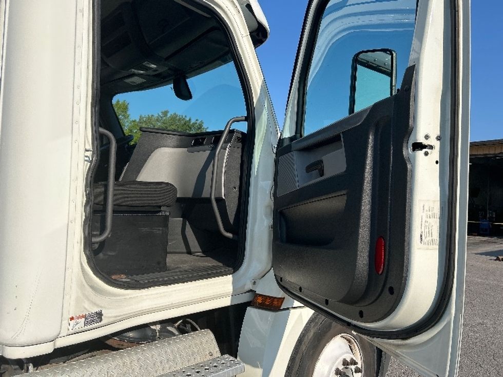 Day Cab Tractor-Heavy Duty Tractors-Freightliner-2019-T12664ST-Jackson-TN-503,590\n\t\tmiles-$ 40,000 - Image 12
