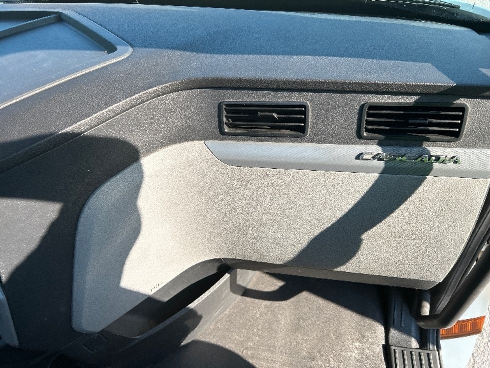 Day Cab Tractor-Heavy Duty Tractors-Freightliner-2019-T12664ST-Jackson-TN-503,590\n\t\tmiles-$ 40,000 - Image 13