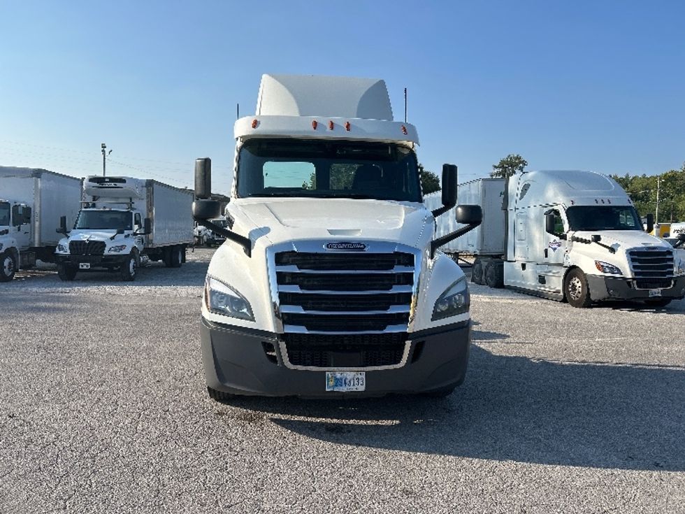 Day Cab Tractor-Heavy Duty Tractors-Freightliner-2019-T12664ST-Jackson-TN-503,590\n\t\tmiles-$ 40,000 - Image 2
