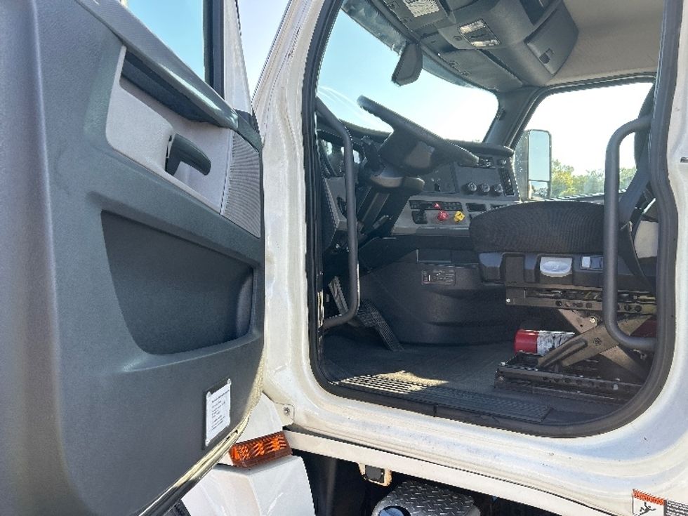 Day Cab Tractor-Heavy Duty Tractors-Freightliner-2019-T12664ST-Jackson-TN-503,590\n\t\tmiles-$ 40,000 - Image 9