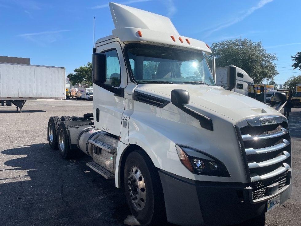 Day Cab Tractor-Heavy Duty Tractors-Freightliner-2019-T12664ST-Jacksonville-FL-338,681\n\t\tmiles-$ 53,000 - Image 1