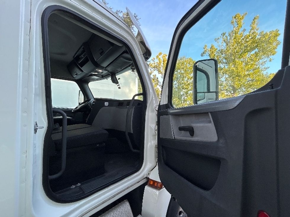 Day Cab Tractor-Heavy Duty Tractors-Freightliner-2019-T12664ST-Jacksonville-FL-338,681\n\t\tmiles-$ 53,000 - Image 12