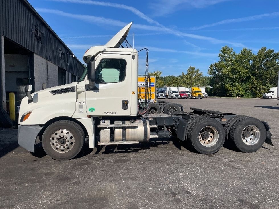 Day Cab Tractor-Heavy Duty Tractors-Freightliner-2019-T12664ST-Jacksonville-FL-338,681\n\t\tmiles-$ 53,000 - Image 4