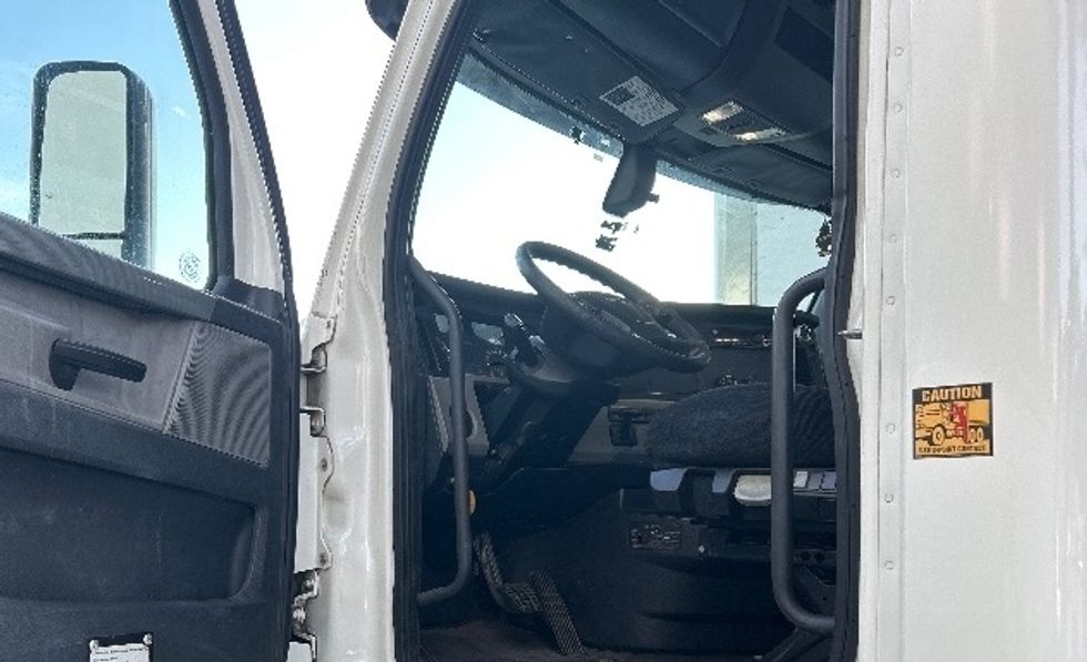 Day Cab Tractor-Heavy Duty Tractors-Freightliner-2019-T12664ST-Jacksonville-FL-338,681\n\t\tmiles-$ 53,000 - Image 9