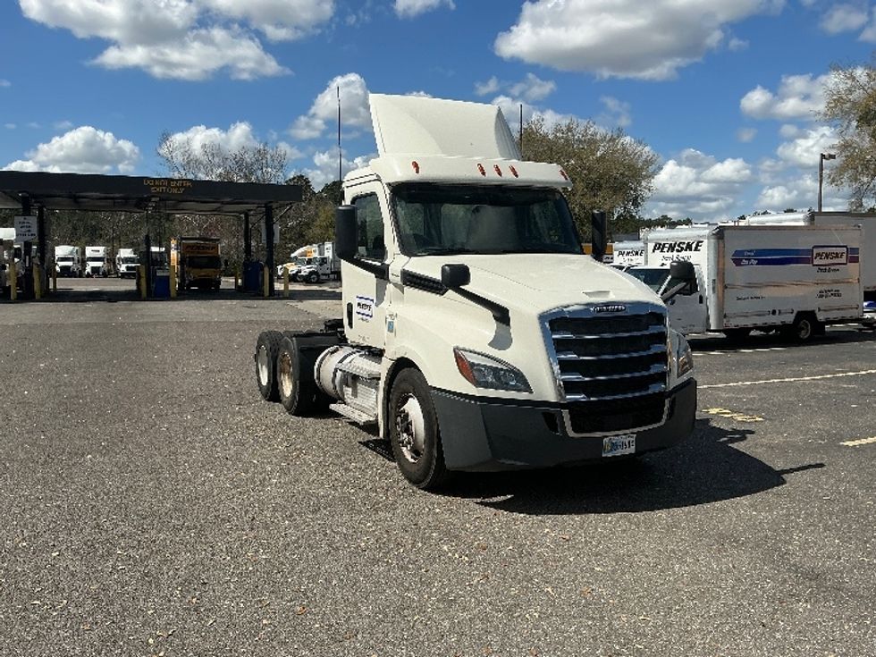 Day Cab Tractor-Heavy Duty Tractors-Freightliner-2019-T12664ST-Jacksonville-FL-430,487\n\t\tmiles-$ 41,750 - Image 1