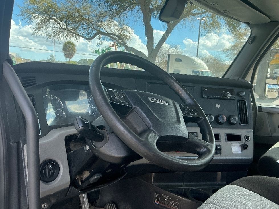 Day Cab Tractor-Heavy Duty Tractors-Freightliner-2019-T12664ST-Jacksonville-FL-430,487\n\t\tmiles-$ 41,750 - Image 10
