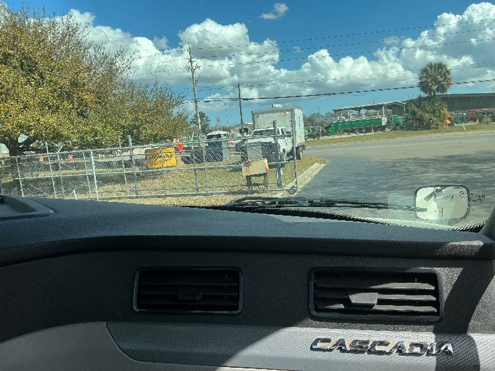 Day Cab Tractor-Heavy Duty Tractors-Freightliner-2019-T12664ST-Jacksonville-FL-430,487\n\t\tmiles-$ 41,750 - Image 13