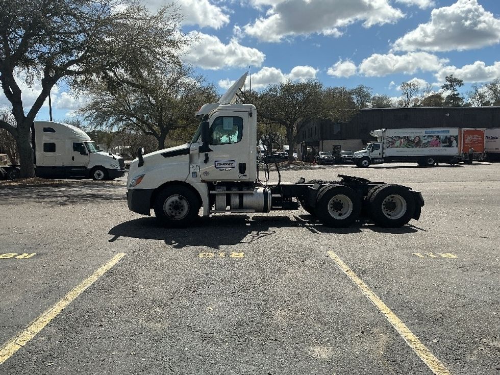 Day Cab Tractor-Heavy Duty Tractors-Freightliner-2019-T12664ST-Jacksonville-FL-430,487\n\t\tmiles-$ 41,750 - Image 4